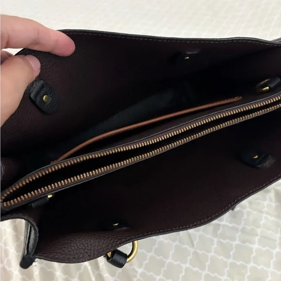 Elegant Black Coach Leather Bag - Picture 5 of 9